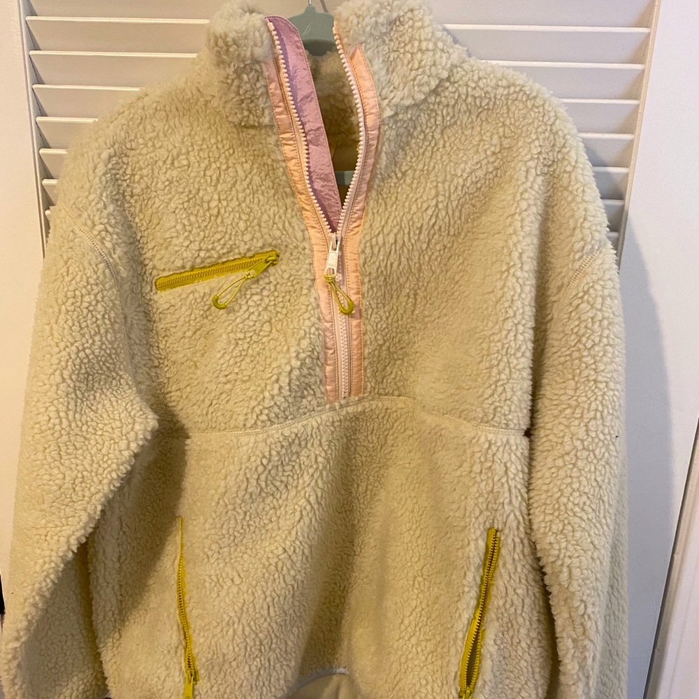 Levi sweater Sherpa material size small brand new with tags never worn